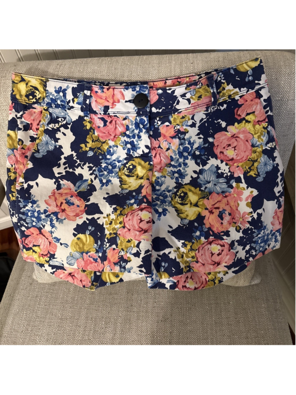 Isaac Mizrahi Pink Blue Floral Tailored Shorts Size 8